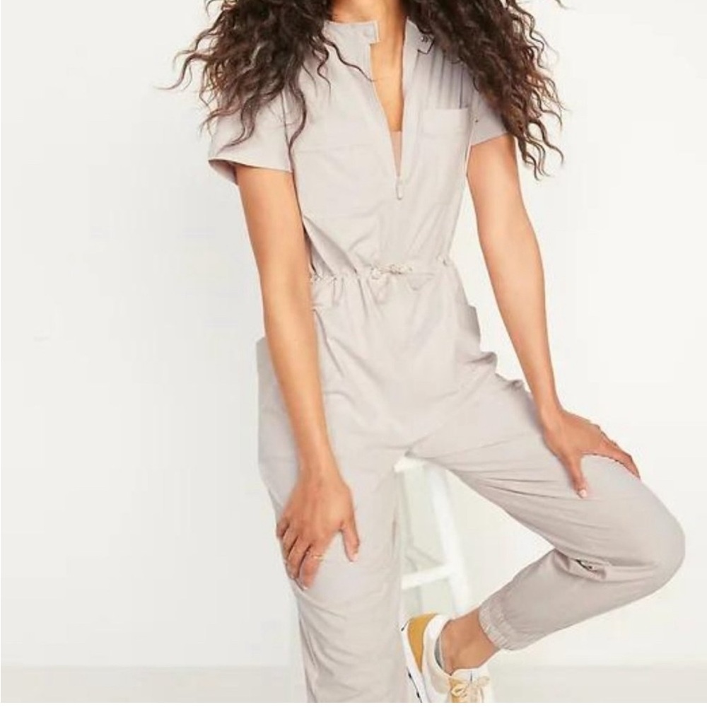 Old Navy Short-Sleeve StretchTech Collarless Jumpsuit Size M in Bone Color
